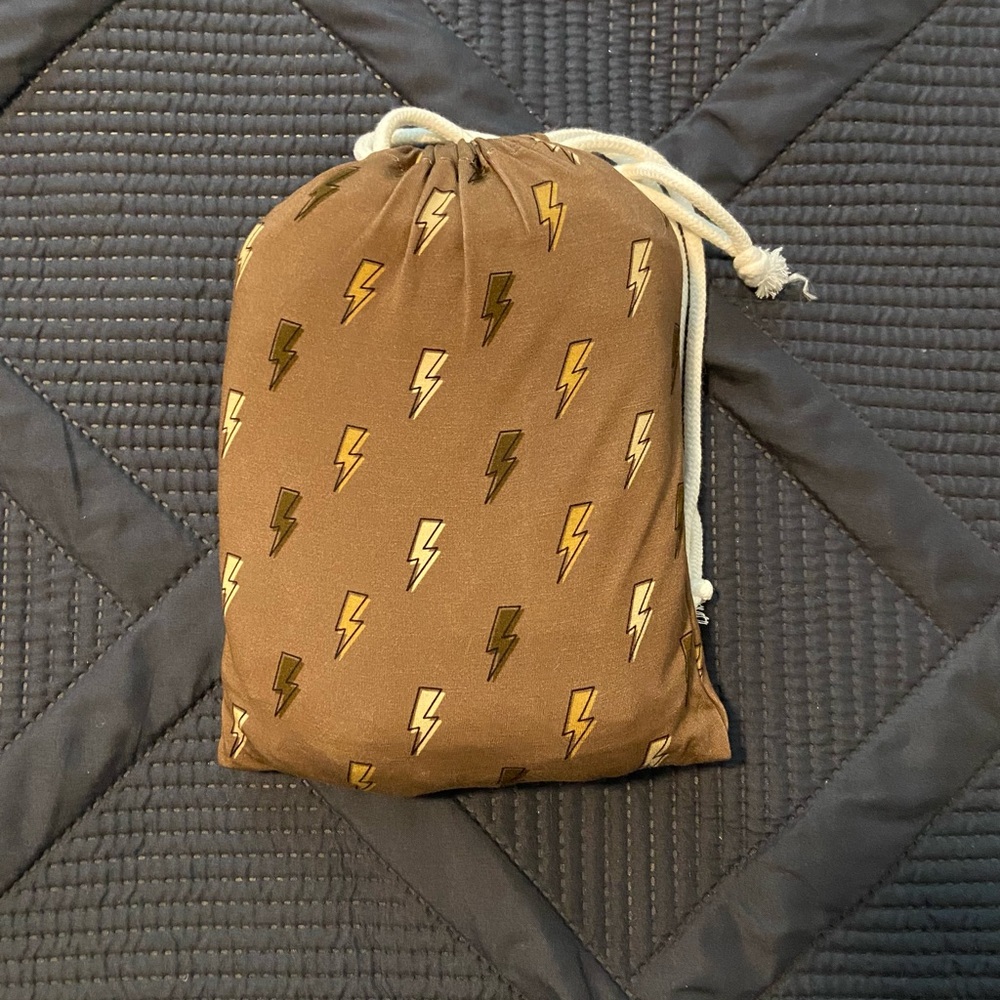 NWOT Bronx&Co. Neutral Lightning Bolts Bamboo Crib Sheet